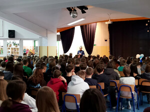 Policjanci i uczniowie podczas spotkania profilaktycznego.