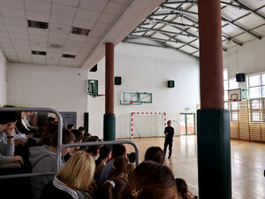 Policjanci i uczniowie podczas spotkania profilaktycznego.