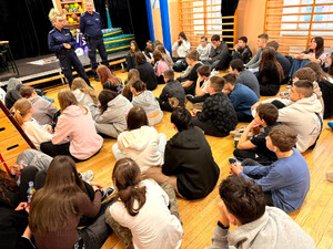 Policjanci i uczniowie podczas spotkania profilaktycznego.