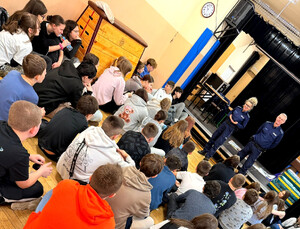 Policjanci i uczniowie podczas spotkania profilaktycznego.