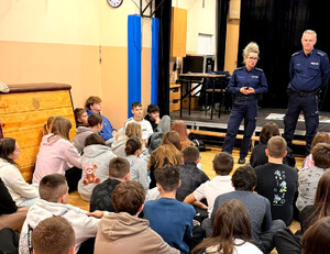 Policjanci i uczniowie podczas spotkania profilaktycznego.