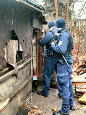 Policjanci podczas interwencji przy pustostanie.