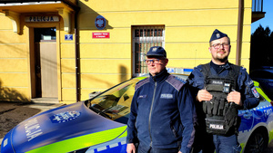 Dzielnicowi przy radiowozie przed Komisariatem Policji w Sulejowie.