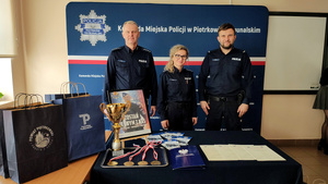 Policjanci stojący przy nagrodach.