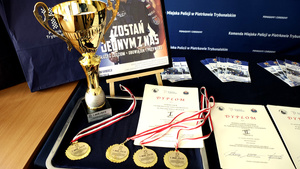 Puchar, medale oraz dyplomy.