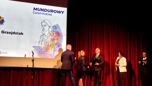 Wręczenie nagród policjantce podczas uroczystości.