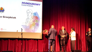 Wręczenie nagród policjantce podczas uroczystości.