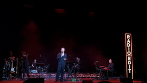 Kuba Badach wraz z zespołem.