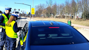 Policjanci podczas kontroli drogowej.