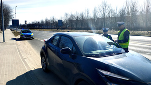 Policjanci podczas kontroli drogowej.