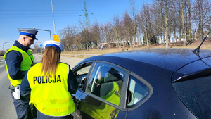 Policjanci podczas kontroli drogowej.