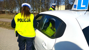 Policjanci podczas kontroli drogowej.