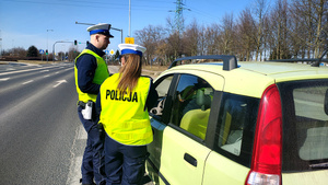 Policjanci podczas kontroli drogowej.