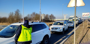 Policjant podczas kontroli trzeźwości.