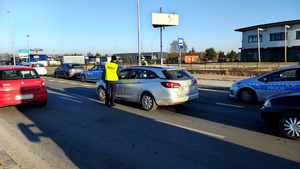Policjant podczas kontroli trzeźwości.