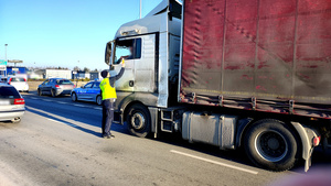 Policjant podczas kontroli trzeźwości.