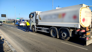 Policjant podczas kontroli trzeźwości.