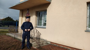Dzielnicowy przed Komisariatem Policji w Grabicy.