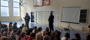 Policjanci wraz z dziećmi podczas prelekcji.