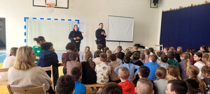 Policjanci wraz z dziećmi podczas prelekcji.