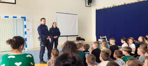 Policjanci wraz z dziećmi podczas prelekcji.