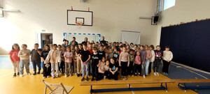 Policjanci wraz z dziećmi podczas prelekcji.