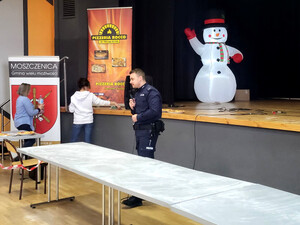 Policjant w trakcie spotkania profilaktycznego.