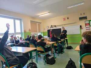 Policjant w trakcie spotkania profilaktycznego.