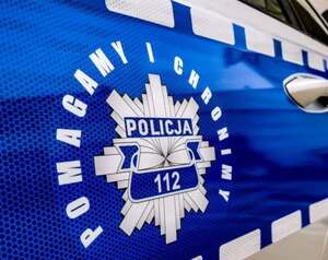 Na niebieskim tle szary napis pomagamy i chronimy, który znajduje się dookoła szarej gwiazdy policyjnej.