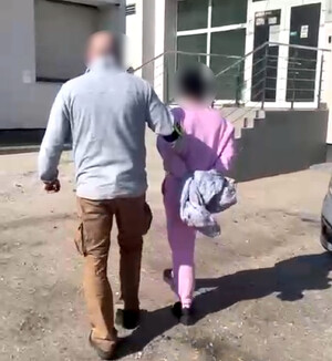 Policjant z zatrzymaną.