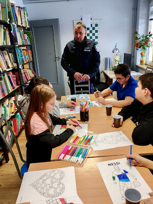 Starszy posterunkowy Jarosław Krasoń podczas spotkania.