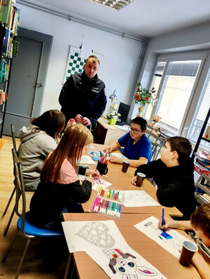 Starszy posterunkowy Jarosław Krasoń podczas spotkania.