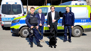 Komendant, Prezydent, Sekretarz, przewodnik wraz z psem.