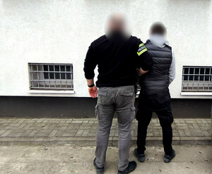 Policjant z zatrzymanym.