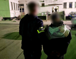 Policjant z zatrzymanym.