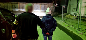 Policjant z zatrzymanym.