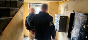 Policjant z zatrzymanym.