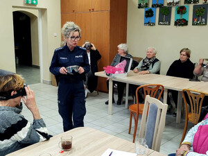 Policjantka podczas prelekcji.