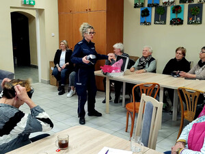 Policjantka podczas prelekcji.