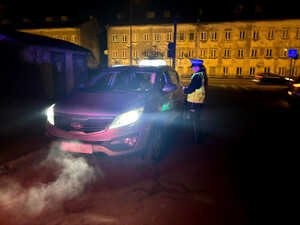 Policjantka podczas kontroli taksówki.