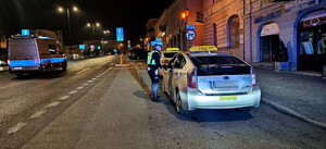 Policjant podczas kontroli taksówki.