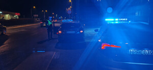 Policjant podczas kontroli taksówki.