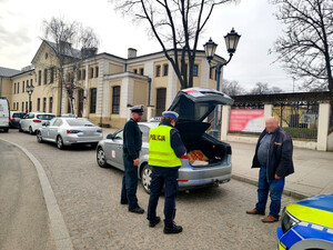 Policjantka podczas kontroli taksówki.