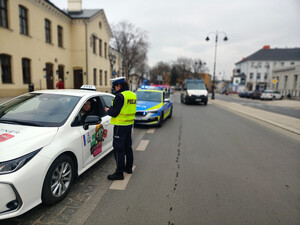 Policjantka podczas kontroli taksówki.