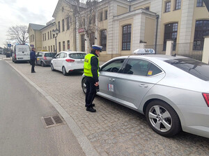 Policjantka podczas kontroli taksówki.