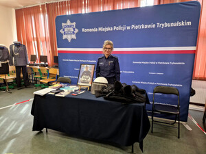 Policjantka podczas Dnia Otwartego.