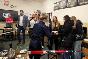 Policjanci oraz młodzież podczas Dnia Otwartego.