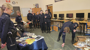 Policjanci oraz młodzież podczas Dnia Otwartego.