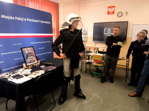 Policjantka oraz młodzież podczas Dnia Otwartego.