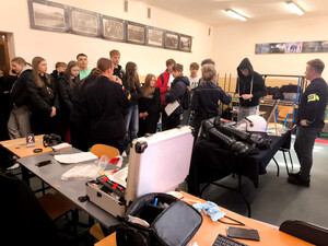 Policjanci oraz młodzież podczas Dnia Otwartego.